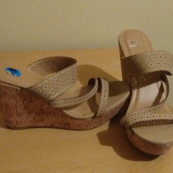 Tan wedges - Picture 1 of 1